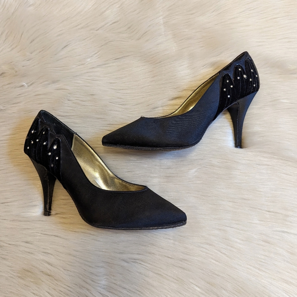Vintage Notorious for Bakers Leeds black pumps with jewel accents size 8